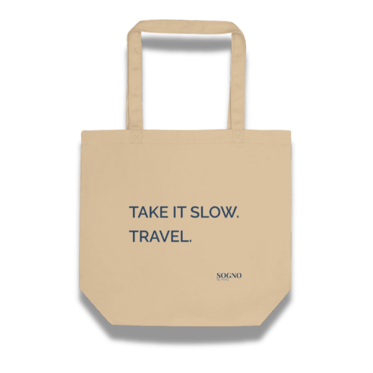 Duurzame katoenen tote bag met opdruk ‘Take It Slow Travel’, exclusief ontworpen door SOGNO by Hetty