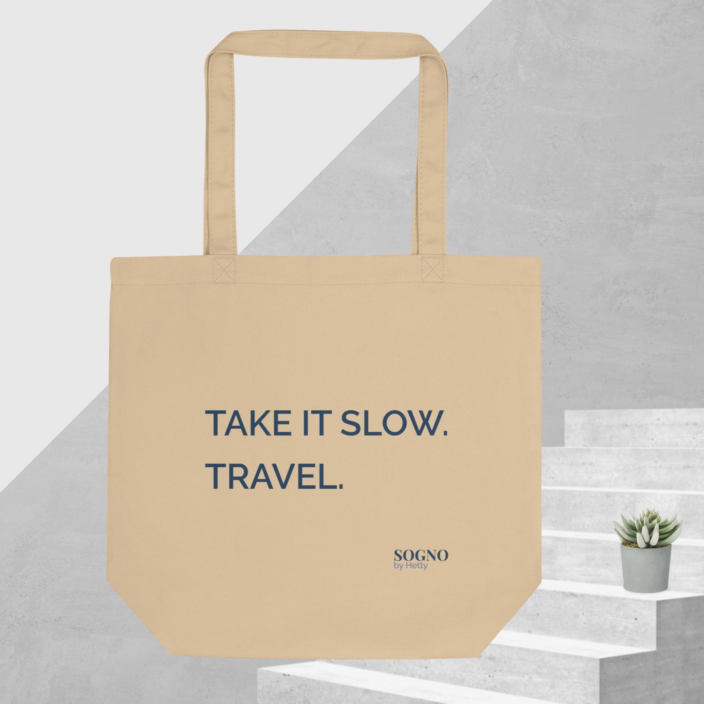 Tote bag van SOGNO by Hetty met de tekst ‘Take it slow travel’ – minimalistische setting met zachte mediterrane uitstraling