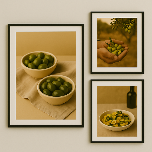 Set van drie ingelijste posters met mediterrane beelden: een grote poster van groene olijven in kommen, en twee kleinere posters met een olijvenoogst en een bord orecchiette met cime di rapa, gepresenteerd in een warme, rustieke setting met olijfolie en terracotta vaas.