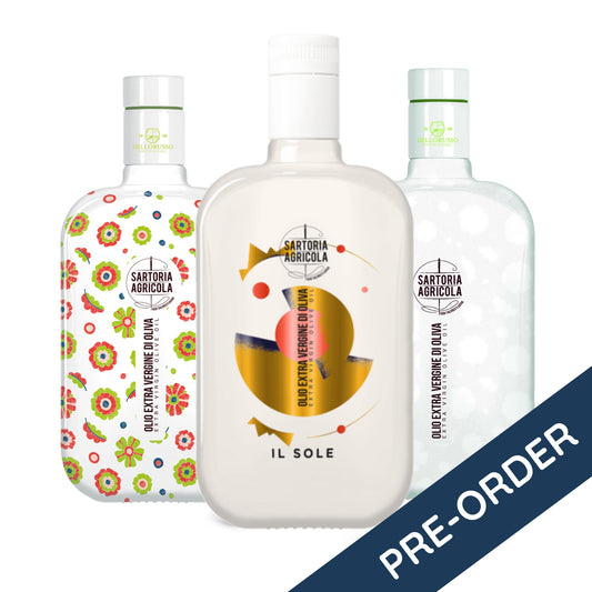 Drie Signature Blend olijfolieflessen van SOGNO by Hetty – Red Bloom, Il Sole en White Edition met pre-order label, onderdeel van het seizoensabonnement