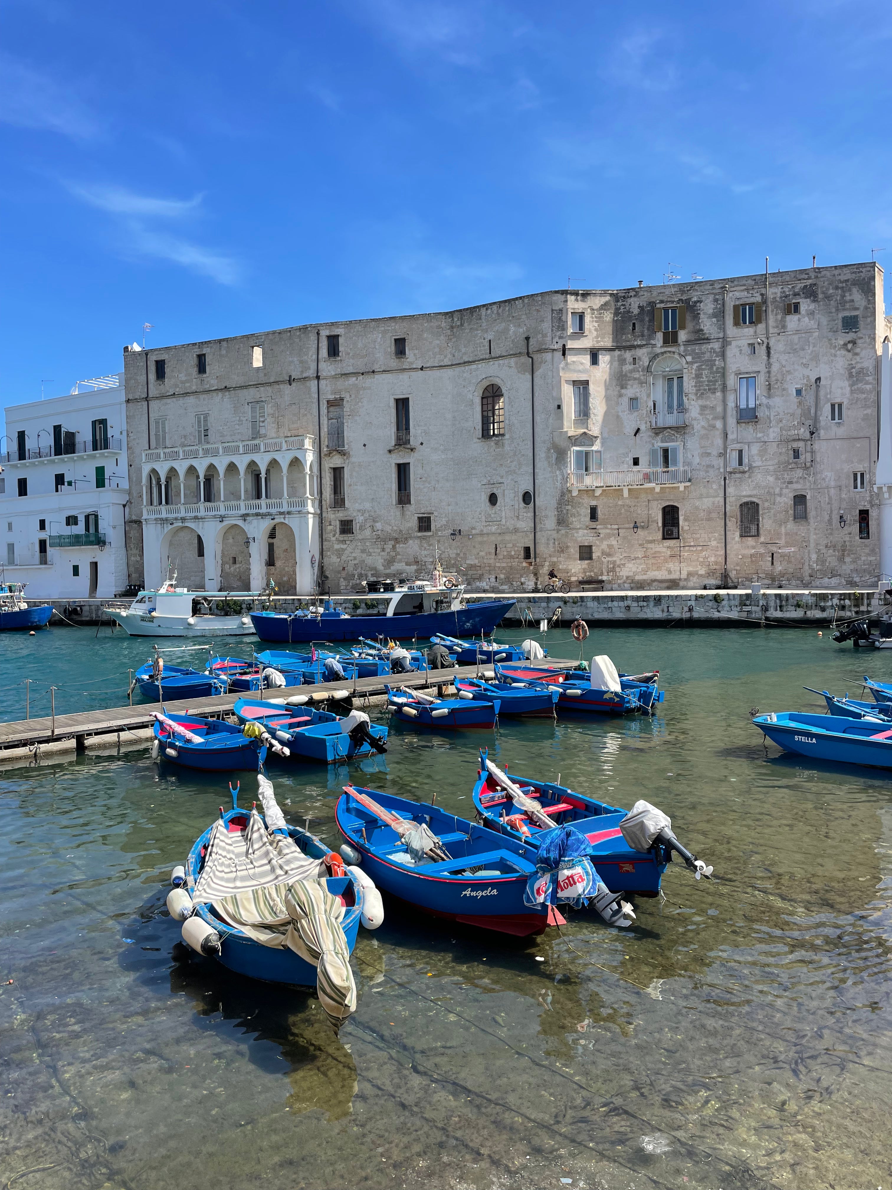 Mediterrane haven in Monopoli, Puglia – sfeerbeeld dat de slow living-visie van SOGNO by Hetty onderstreept
