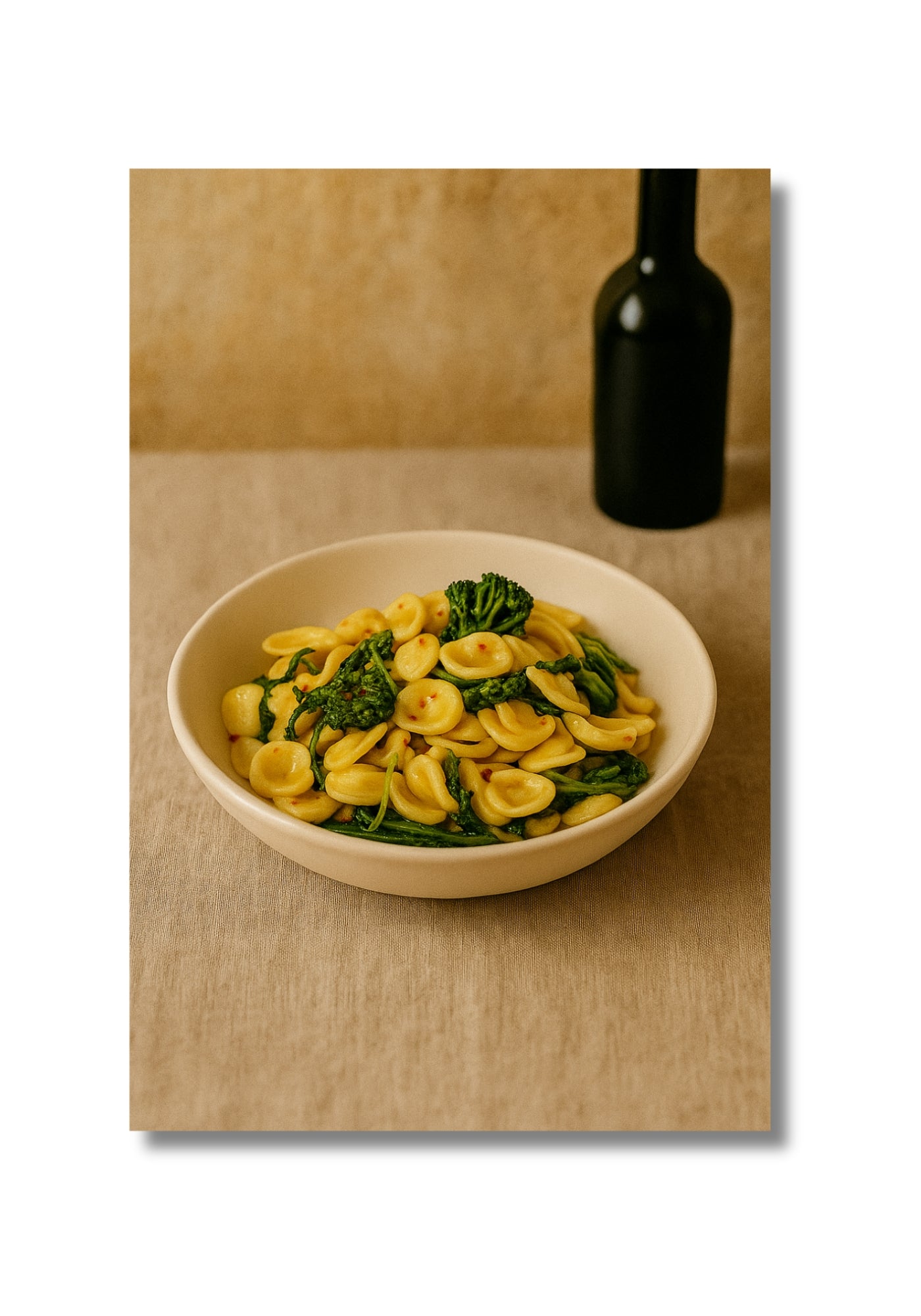 Poster met orecchiette en cime di rapa – mediterraan gerecht uit Puglia, gedrukt op mat papier zonder lijst.