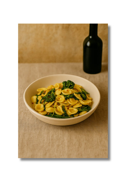 Poster met orecchiette en cime di rapa – mediterraan gerecht uit Puglia, gedrukt op mat papier zonder lijst.