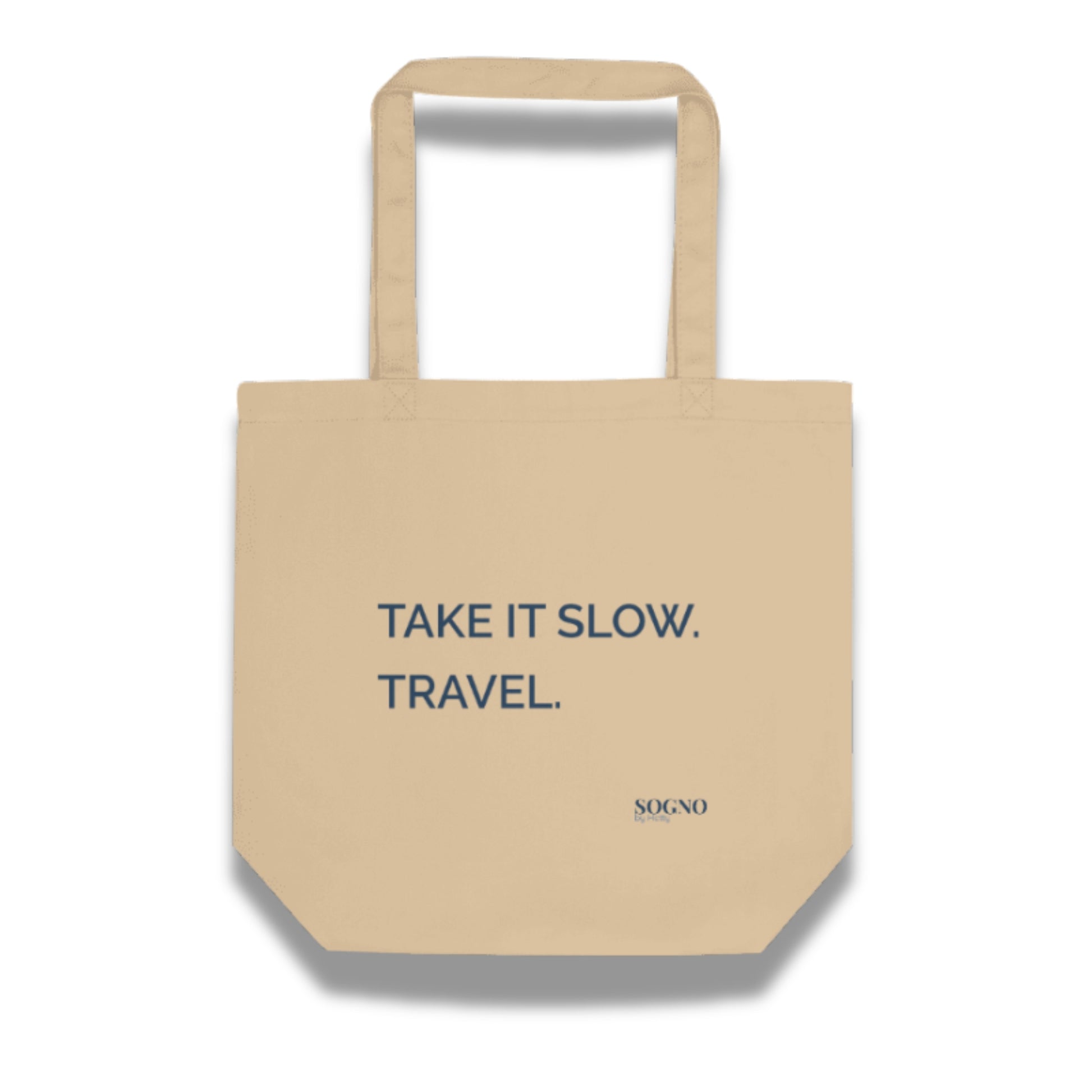 Duurzame katoenen tote bag met opdruk ‘Take It Slow Travel’, exclusief ontworpen door SOGNO by Hetty