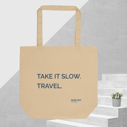 Tote bag van SOGNO by Hetty met de tekst ‘Take it slow travel’ – minimalistische setting met zachte mediterrane uitstraling