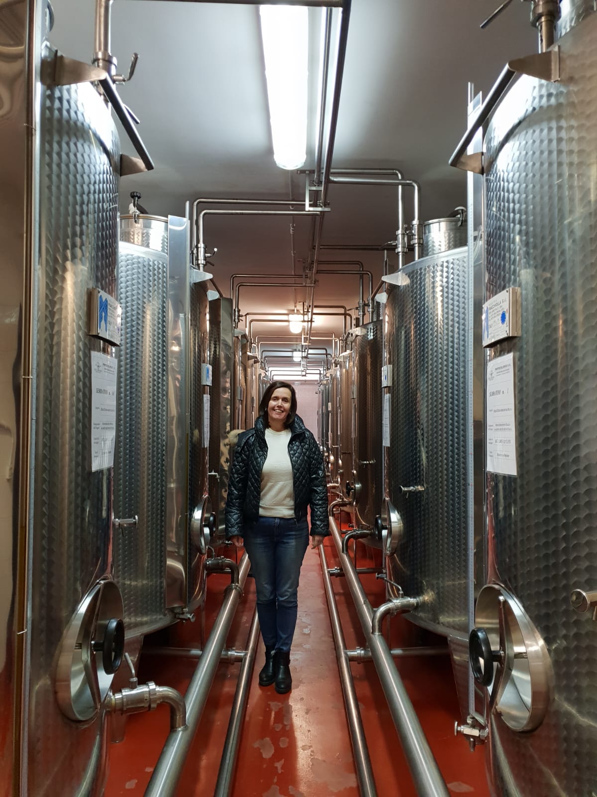 Hetty  in Puglia tussen de roestvrijstalen olijfolie tanks tijdens de productie van haar Signature olijfolie van SOGNO