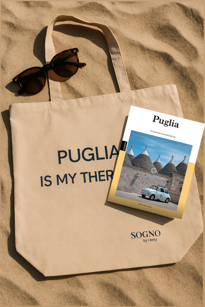 Tote bag van SOGNO by Hetty met opdruk ‘Puglia is my therapy’ – zomerse sfeer op het strand, onderdeel van de zomercollectie